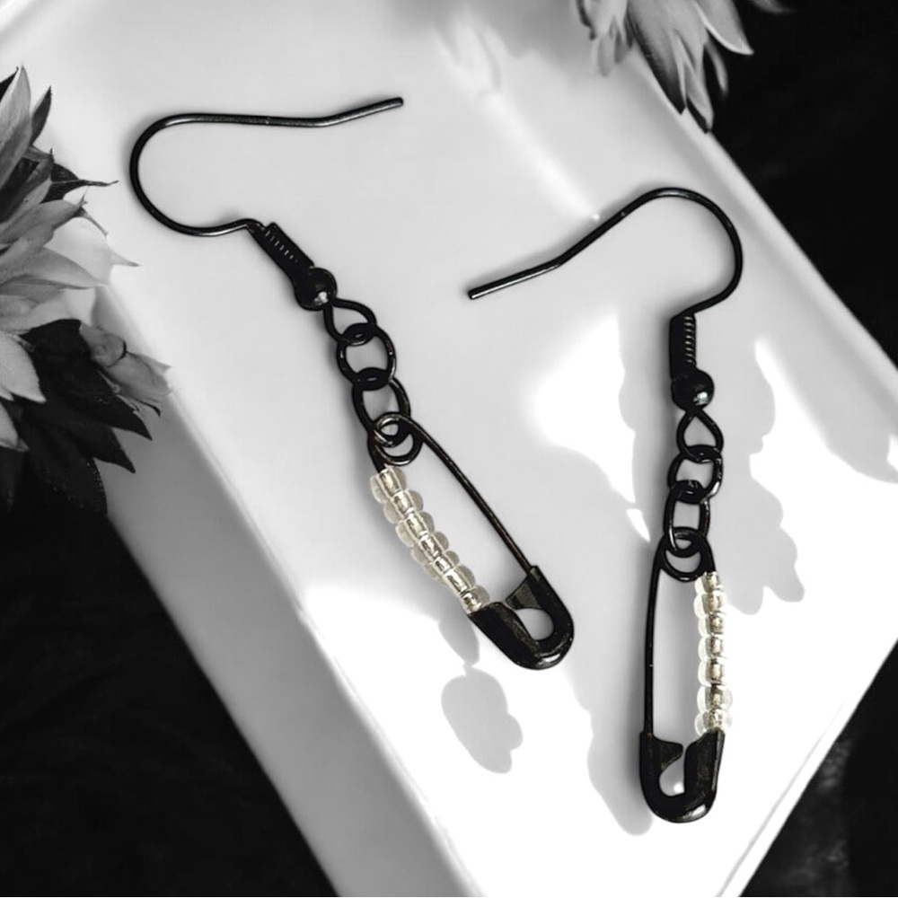 5 For $25💫Small Punk Rocker Black Safety Pin Beads Dangles Earrings